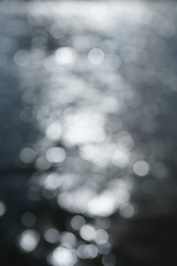 Bokeh ile soyut bir arkaplan. Suda bulanık yansımalar