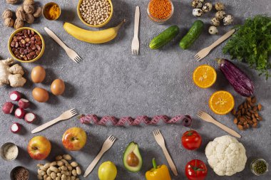 Vitamin ve sağlık için besin içeren bir dizi ürün içeren diyet ve kilo kaybı kavramı. Biyolojik ürünler, sebzeler, meyveler, fındıklar, tahıllar