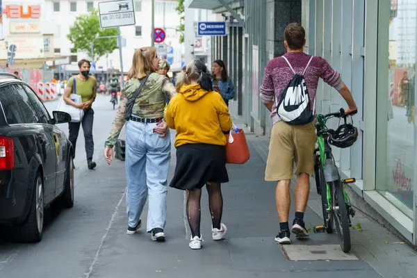 Almanya, Kassel, 27 Ağustos 2022, gayri resmi gençler şehrin sokaklarında yürüyor.