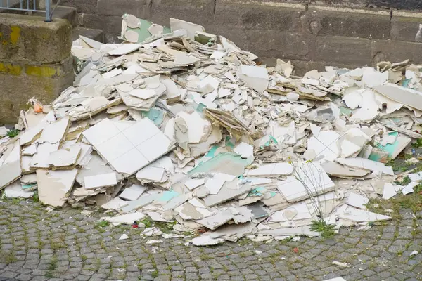 Şehir binasının yakınındaki inşaat atıkları, inşaat atıkları.