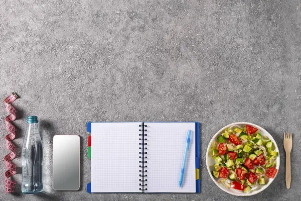 Vitamin ve sağlık için besin içeren bir dizi ürün içeren diyet ve kilo kaybı kavramı. Biyolojik ürünler, sebzeler, meyveler, fındıklar, tahıllar