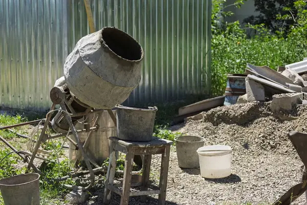 Çiftlikte tadilat veya inşaat sırasında beton karıştırıcı.