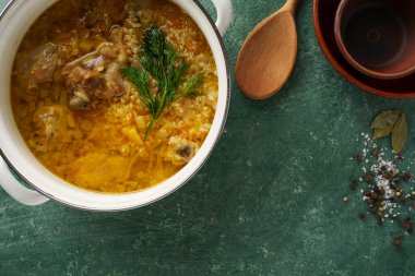 Et, tahıl ve sebzeli kalın Alman çorbası.