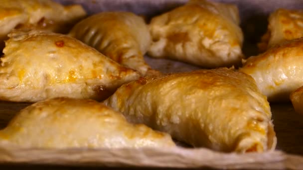 Çörekler Turtalar Fırında Pişiyor Öğle Yemeği Için Kahverengi Pasta — Stok video