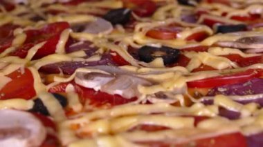 Pizza fırında pişiyor. Peynirli, mantarlı, kırmızı biberli ve domatesli bir şeyler hazırla. Yakın çekim zaman dilimi. 