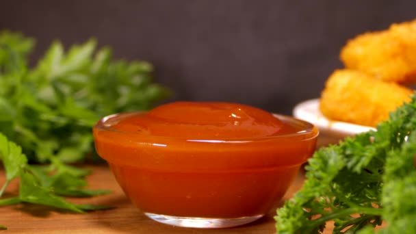 Immergi Crocchette Pollo Nel Ketchup Uno Spuntino Delizioso Con Salsa — Video Stock