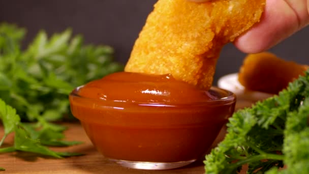 Doppa Kycklingnuggets Ketchup Ett Läckert Mellanmål Med Tomatsås Kycklingkött Brödsmulor — Stockvideo