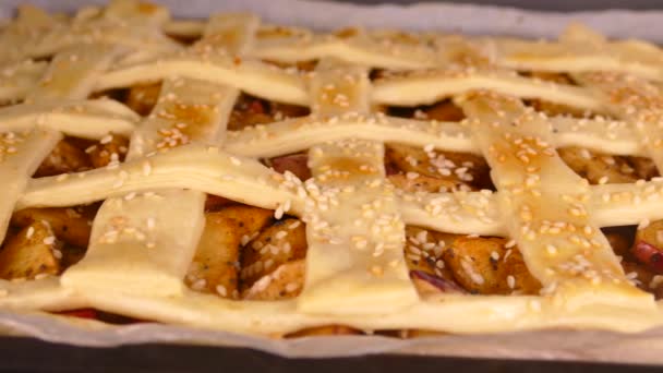 オーブンにアップルパイ ペストリーが焼かれています 生地製品について スライスしたりんごのオランダパイ — ストック動画