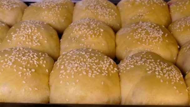 Kirazlı Çörekler Fırında Pişirilir Hamurdaki Fırın Ürünü Fırın Örtüsünün Üzerinde — Stok video