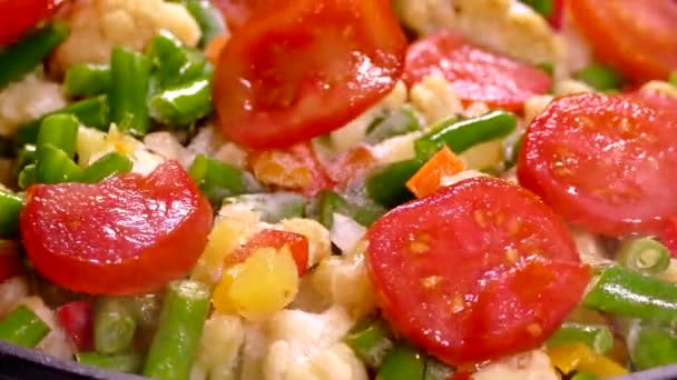 用冷冻切碎的蔬菜烹调蔬菜炖菜 西红柿 芦笋和卷心菜在锅里蒸着 — 图库视频影像