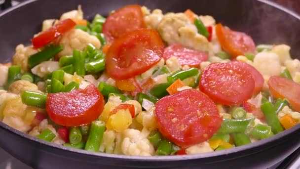 Gotowanie Gulasz Warzywny Mrożonych Posiekanych Warzyw Pomidory Szparagi Kapusta Parują — Wideo stockowe