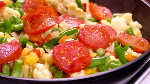 Cocinar Estofado Verduras Picadas Congeladas Tomates Espárragos Repollo Cuecen Vapor — Vídeo de stock