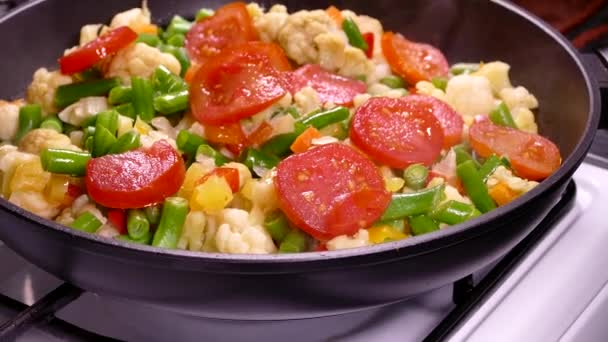 Gemüseeintopf Aus Gefrorenem Gehacktem Gemüse Kochen Tomaten Spargel Und Kohl — Stockvideo