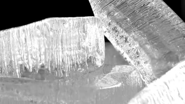 冰片上有冰冻的气泡 光闪烁着光芒 来自永久冻土的冰冻水 新鲜的霜冻背景和质感 — 图库视频影像