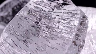 Donmuş hava kabarcıklı buz parçaları ışıkla parıldıyor. Donmuş topraktan donmuş su. Taze donuk arkaplan ve doku.