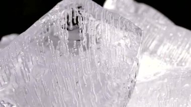 Donmuş hava kabarcıklı buz parçaları ışıkla parıldıyor. Donmuş topraktan donmuş su. Taze donuk arkaplan ve doku.