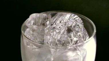 Camın içinde donmuş hava kabarcıkları olan buz parçaları. İçkiye karşılık buz..