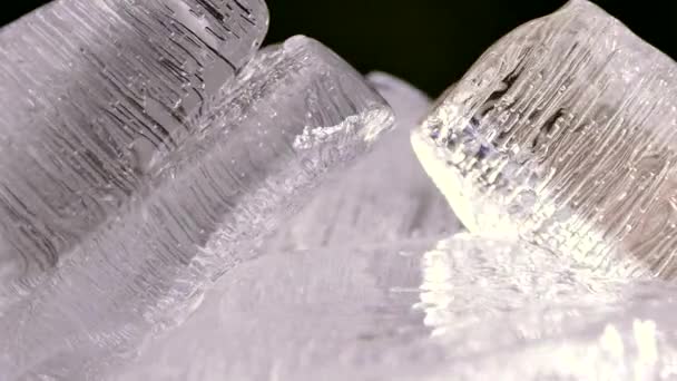 Κομμάτια Πάγου Παγωμένες Φυσαλίδες Αέρα Λάμπουν Μέσα Φως Παγωμένο Νερό — Αρχείο Βίντεο