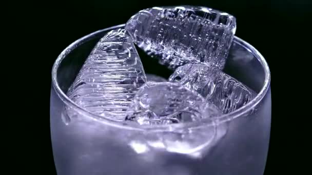 Κομμάτια Πάγου Παγωμένες Φυσαλίδες Αέρα Στο Ποτήρι Πάγος Για Ένα — Αρχείο Βίντεο