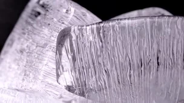 Eisstücke Mit Gefrorenen Luftblasen Leuchten Mit Licht Durch Gefrorenes Wasser — Stockvideo