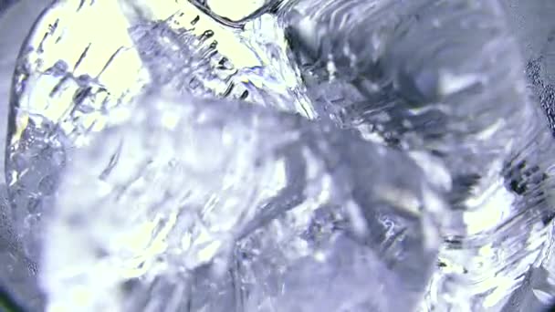 Шматочки Льоду Замерзлими Повітряними Бульбашками Світяться Світлом Заморожена Вода Вічної — стокове відео
