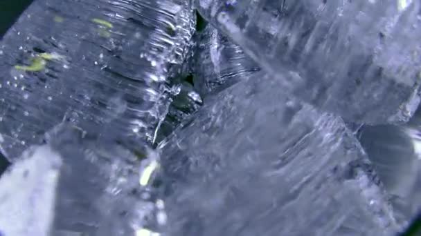 Pedaços Gelo Com Bolhas Congeladas Brilham Com Luz Água Congelada — Vídeo de Stock