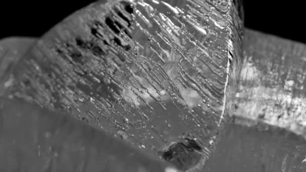 Kousky Ledu Zamrzlými Vzduchovými Bublinami Prosvítají Světlem Zmrzlá Voda Permafrostu — Stock video