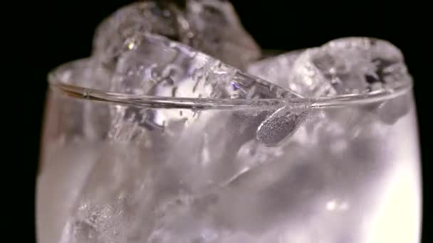 Шматочки Льоду Замороженими Бульбашками Повітря Склянці Лід Напою — стокове відео