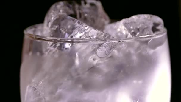 Trozos Hielo Con Burbujas Aire Congelado Vaso Hielo Para Tomar — Vídeos de Stock