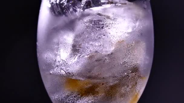 ガラスに冷凍空気泡が付いている氷の部分 飲み物のためのアイス — ストック動画