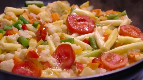 Matlagning Grönsaksgryta Från Frysta Hackade Grönsaker Tomater Sparris Och Kål — Stockvideo