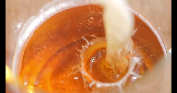 Bier Wird Ein Glas Gegossen Blick Von Oben — Stockvideo