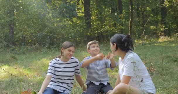 Lykkelig Familie Hviler Naturen Skovparken Med Hunden Børnene Siddende Græsset – Stock-video