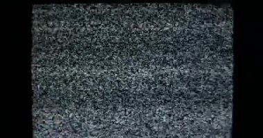 Video hatası. Analog televizyonun soyut sesi. Dijital arıza. Görüntü sinyalinde piksel gürültüsü ve gürültü var. Siyah-beyaz gri arka plan. Retro tv.