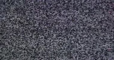 Video hatası. Analog televizyonun soyut sesi. Dijital arıza. Görüntü sinyalinde piksel gürültüsü ve gürültü var. Siyah-beyaz gri arka plan. Retro tv.
