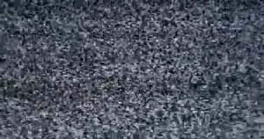 Video hatası. Analog televizyonun soyut sesi. Dijital arıza. Görüntü sinyalinde piksel gürültüsü ve gürültü var. Siyah-beyaz gri arka plan. Retro tv.
