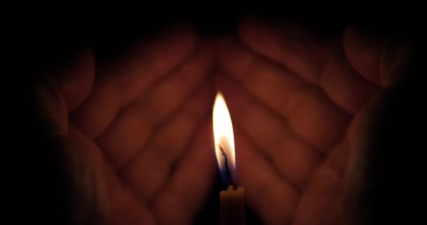 Eine Gedenkkerze Den Handflächen Die Kerzenflamme Wird Mit Den Händen — Stockvideo