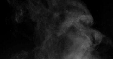 Siyah arka planda kalın duman. Gri sis. Duman ve ateş.