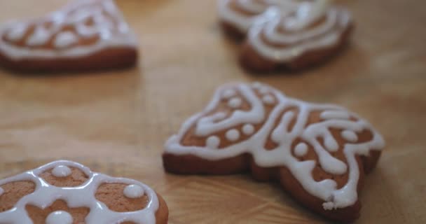 Perníkové Sušenky Jsou Zdobeny Bílou Polevou New Year Holiday Cookies — Stock video