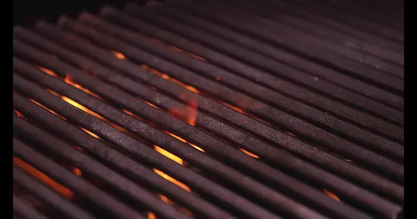 火はグリルグレートを通して燃える 地獄のバーベキュー 暖炉にハース — ストック写真