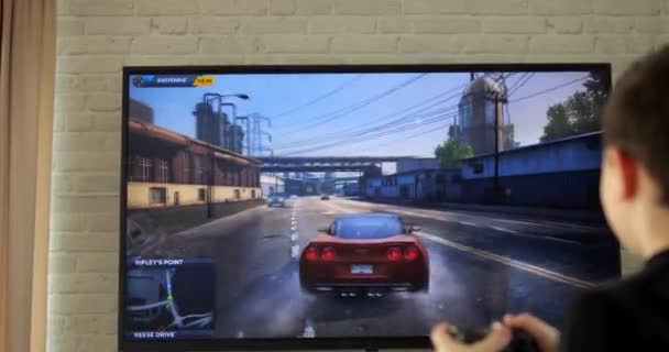 Вид Сзади Мальчика Играющего Дома Автомобильные Гонки Джойстиком Компьютерные Игры — стоковое видео