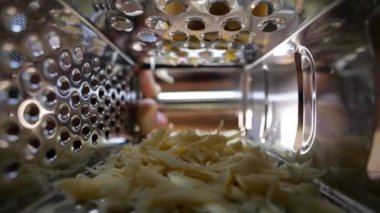 Peynir metal rendeyle rendelenmiş. Pizza kurabiyeleri için ürünlerin hazırlanması.