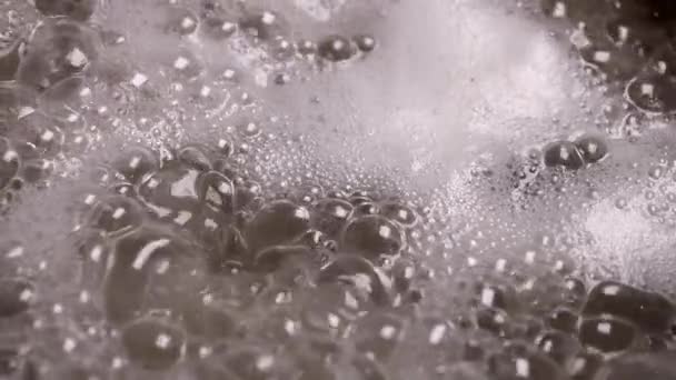 Wasser Erhitzt Stahltopf Kochen Mit Kochendem Wasser Blasen Heißem Wasser — Stockvideo