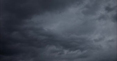Kara bulutlar gökyüzünde uçuyor. Yağmur, rüzgar ve fırtınayla bir kasırga yaklaşıyor.