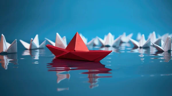 Origami Artesanato Papel Vermelho Maior Entre Muitos Outros Barcos Brancos — Fotografia de Stock