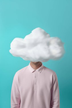 Kavramsal bulut ağ teknolojisi, soyut bulutların insan kafasını kapladığı renkli bir arka plan ile hayat dolu..