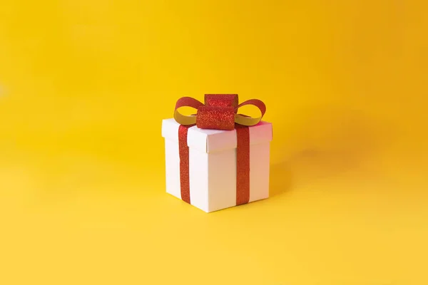 Ein Rotes Band Weiße Geschenkschachtel Auf Gelbem Hintergrund Stillleben — Stockfoto