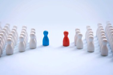 Yüzleşme ya da liderlik, minyatür figürlerle hayatı kavramsallaştırır. Farklı renkte heykelcikler tarafından yönetilen iki heykel grubuyla karşılaşma.