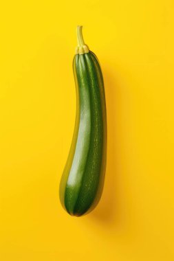 Sarı arka planda taze yeşil kabak..