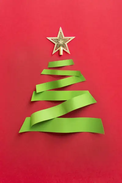 Abstrakte Weihnachtsbaumform Durch Grüne Streifen Auf Rotem Hintergrund lizenzfreie Stockbilder